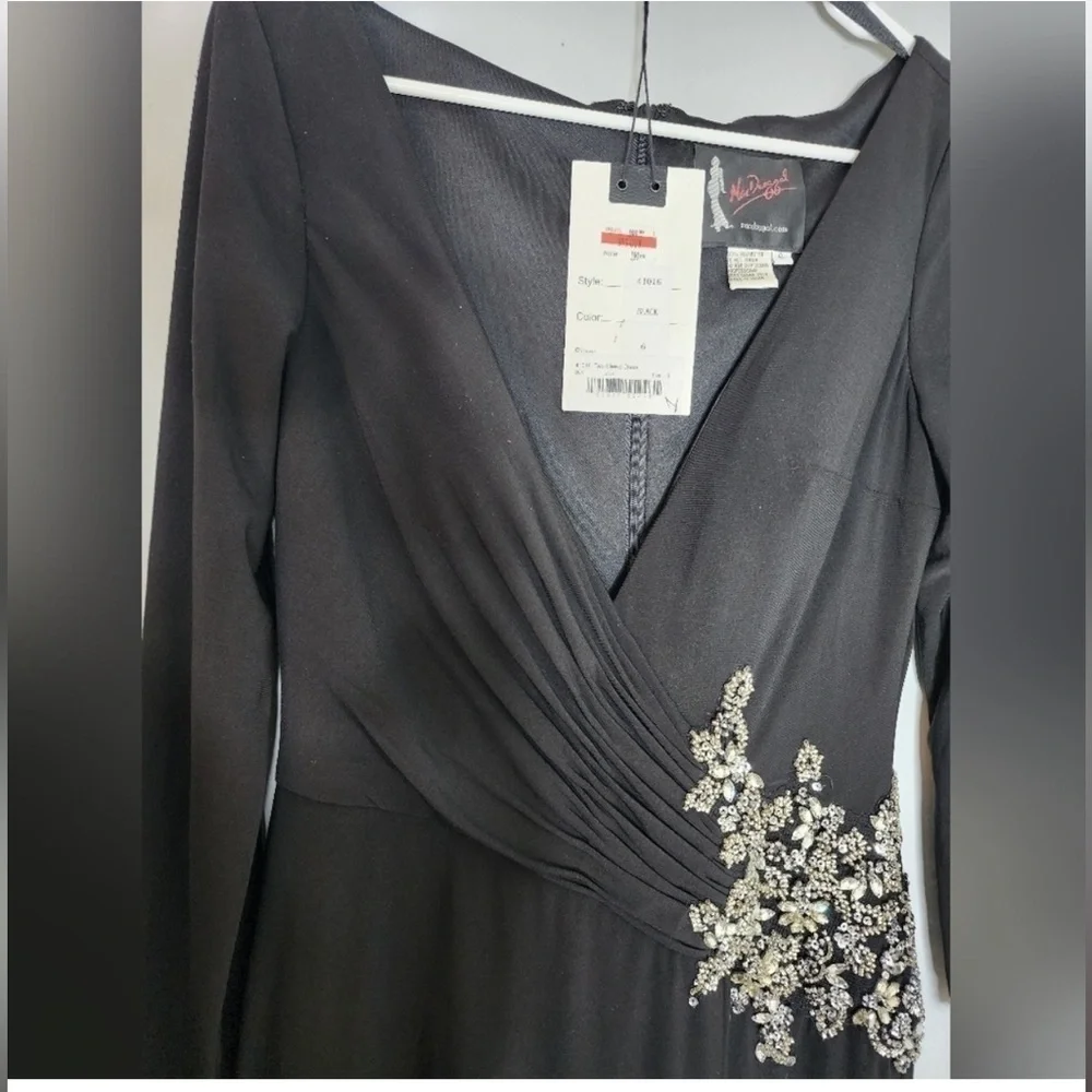 Mac Duggal NWT black FLORAL EMBELLISHED
FAUX WRAP JERSEY GOWN size 6 - Picture 10 of 11